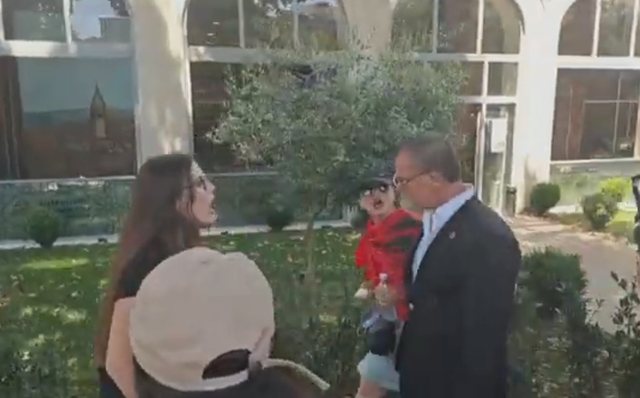Video/ &ldquo;Hajdut!&rdquo;, &ldquo;Analfabet!&rdquo;, deputeti i PS ndiqet