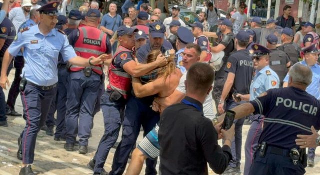 P&euml;rshkall&euml;zohet situata n&euml; protest&euml;n para parlamentit,