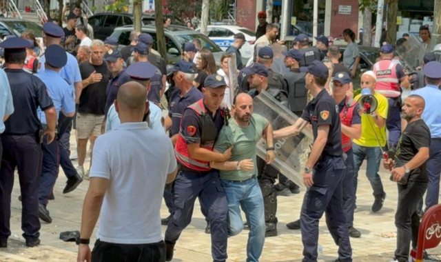 P&euml;rshkall&euml;zohet situata n&euml; protest&euml;n para parlamentit,