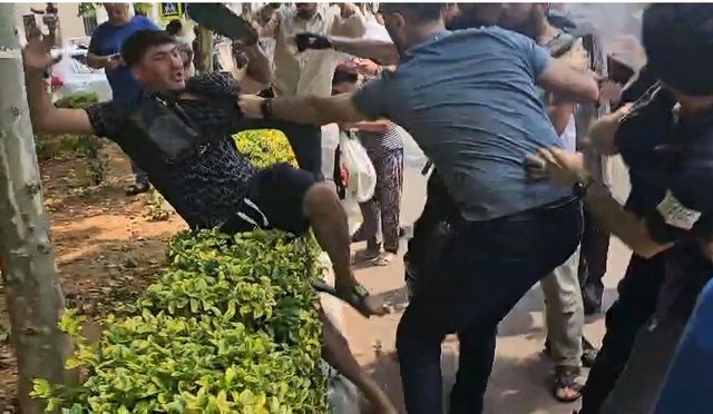Video/ Tension in front of the Parliament, protesters physically clash with the