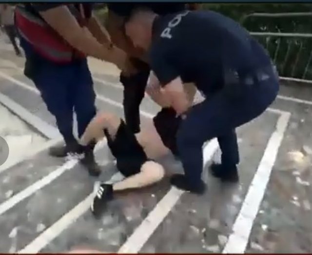 U t&euml;rhoq&euml;n zvarr&euml; nga policia, 6 protestues p&euml;rfundojn&euml;