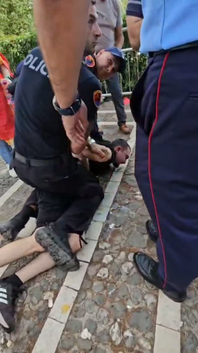 Video/ Tensionet te Parlamenti, policia t&euml;rheq zvarr&euml; dhe shtrin