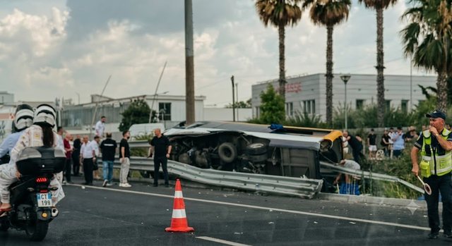 Van overturns on Tirana-Durr&euml;s highway, two dead, several passengers