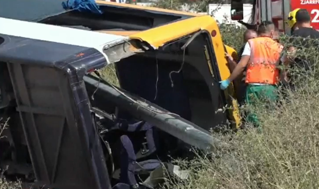 Van overturns on Tirana-Durr&euml;s highway, two dead, several passengers