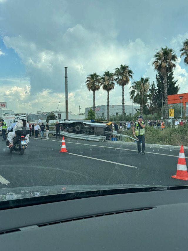 Van overturns on Tirana-Durr&euml;s highway, two dead, several passengers