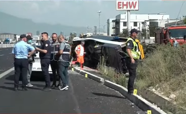 Aksidenti fatal n&euml; autostrad&euml;, minibusi ishte i linj&euml;s