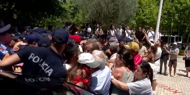 Komiteti i Helsinkit kritikon policin&euml;: Nd&euml;rhyrje me forc&euml; ndaj
