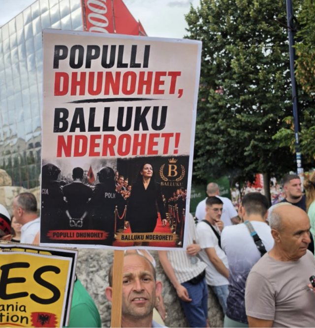 "Populli dhunohet, Belinda nderohet", pankarta pikante nga protesta