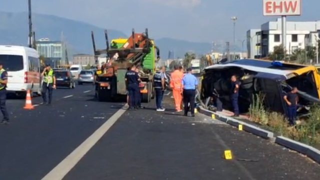 Aksidenti fatal n&euml; autostrad&euml;n Durr&euml;s-Tiran&euml;, protestuesit