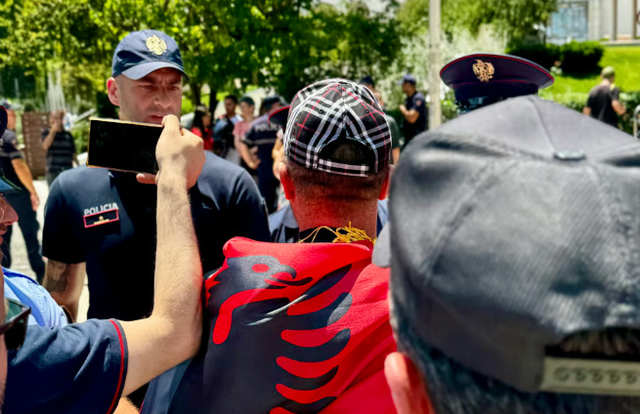 Politico: P&euml;rshkall&euml;zohet &ldquo;Revolucioni i Flamingove&rdquo;,