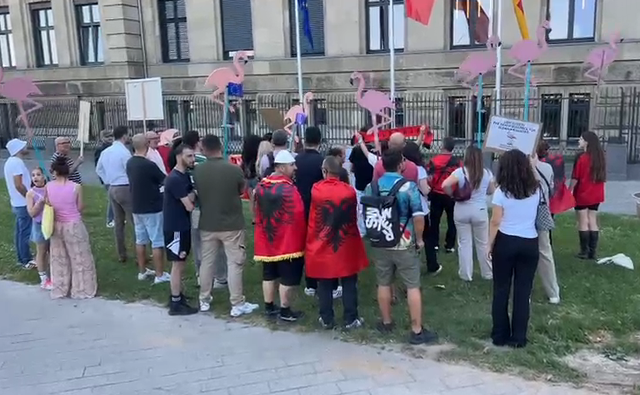 "Jep dor&euml;heqjen", Rama pritet me protesta nga shqiptar&euml;t e