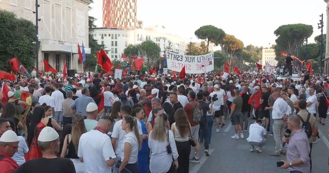 32 dit&euml; protest&euml;, shqiptar&euml;t t&euml; vendosur p&euml;r largimin e