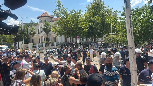 Parlamenti blindohet para protestës, deputetët e PS hyjnë