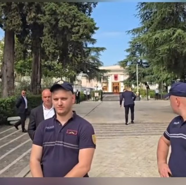 Video/ Momenti kur deputeti i PS goditet me vez&euml; nga protestuesit n&euml;