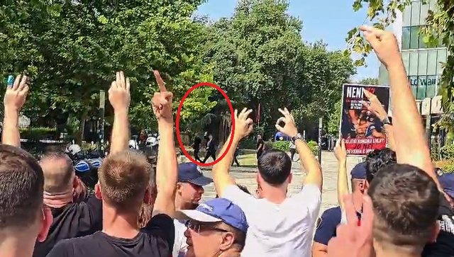 Video/ I rrethuar nga truprojat, kush është deputeti që provokoi