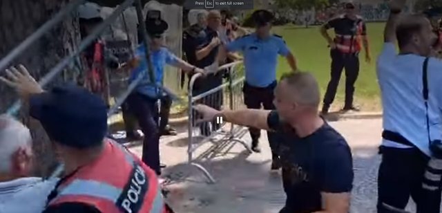 P&euml;rplasje mes protestuesve dhe policis&euml; pran&euml; Ministris&euml;