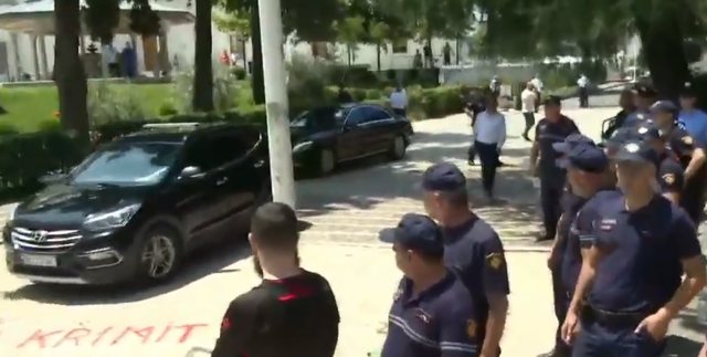 Mbyllet seanca plenare, protestuesit godasin me vez&euml; makinat e