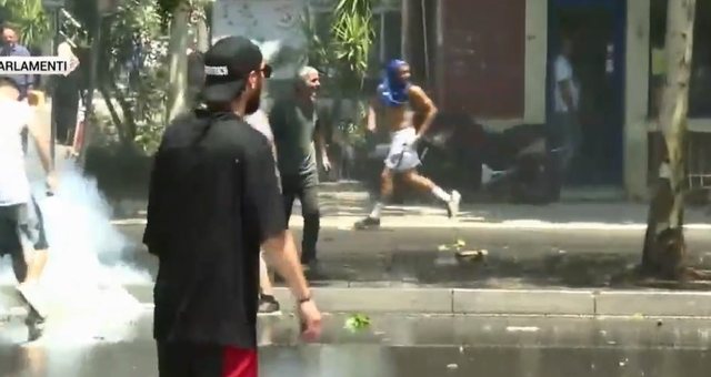 Policia shpërndan protestuesit me ujë dhe spraj lotsjellës,