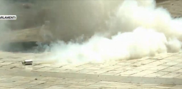 Policia shpërndan protestuesit me ujë dhe spraj lotsjellës,