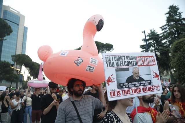 &lsquo;Fletrrufe digjitale&rsquo;: Sh&euml;njestrimi i protestuesve nga Edi Rama