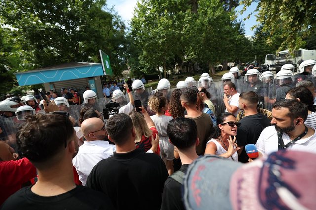 Gaz lotsjell&euml;s, spray piper e arrestime t&euml; dhunshme,