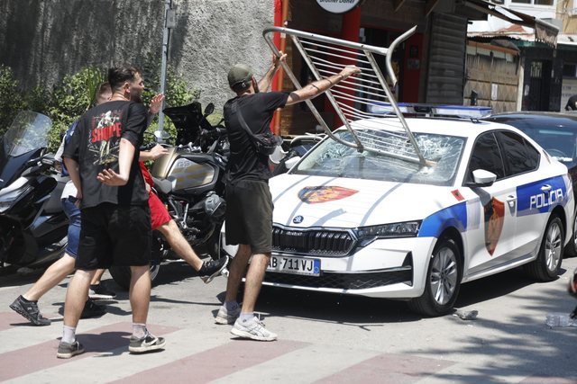 Gaz lotsjell&euml;s, spray piper e arrestime t&euml; dhunshme,