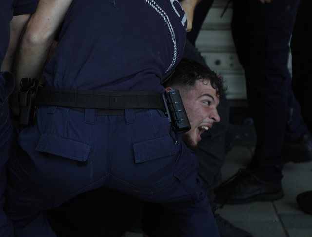 Gaz lotsjell&euml;s, spray piper e arrestime t&euml; dhunshme,