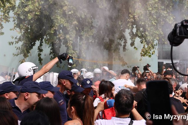Gaz lotsjell&euml;s, spray piper e arrestime t&euml; dhunshme,