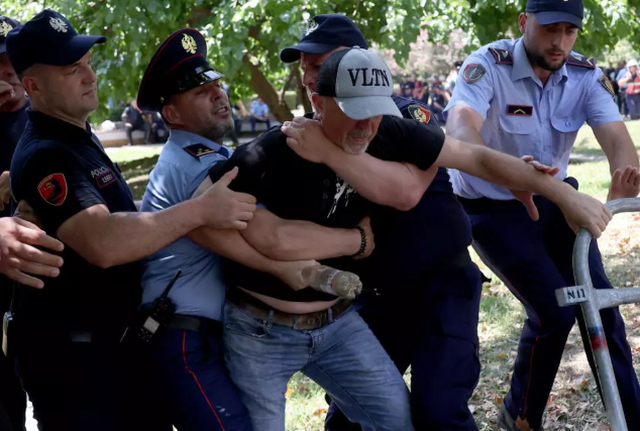 The prestigious 'France 24' echoes the protests: Tear gas and arrests