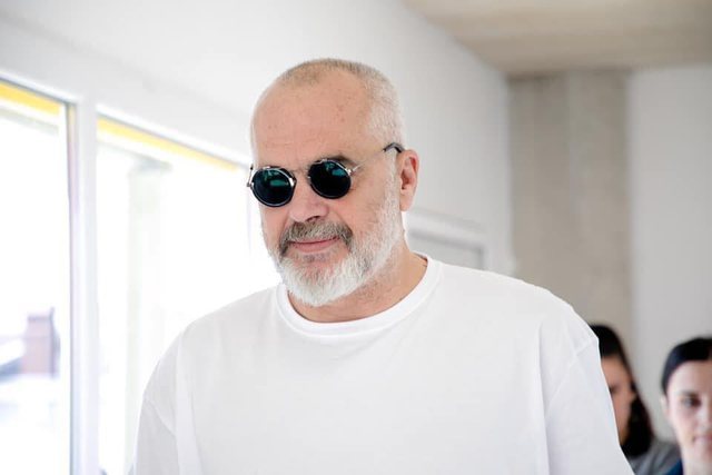 Between celebration and protest for resignation, Edi Rama's different