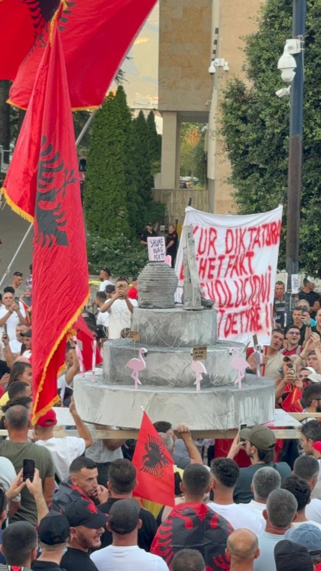 Protestuesit urojn&euml; Ram&euml;n p&euml;r dit&euml;lindje me tort&euml;