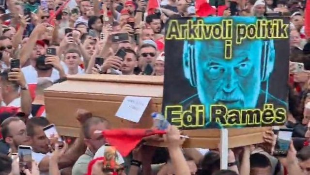 Protesters bring coffin to the Prime Minister's Office: Edi Rama's