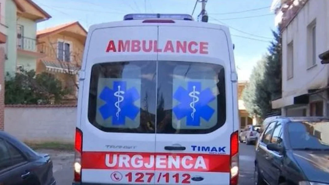 Makina p&euml;rplaset me taksin&euml; n&euml; Memaliaj, kat&euml;r persona