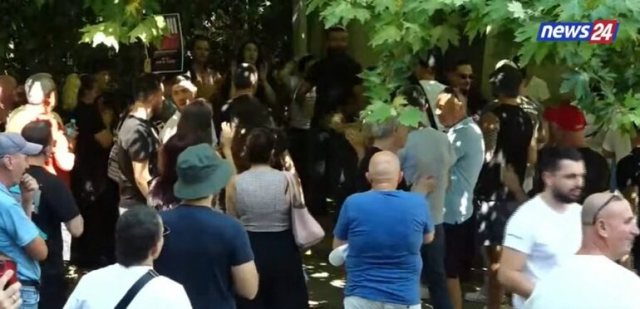 Qytetarët nuk lëvizin nga gjykata, jehojnë thirrjet: Rama në