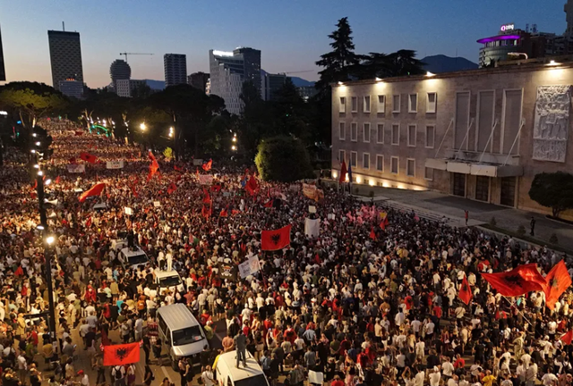 “Der Spiegel”: Protesta që po trondit qeverinë Rama