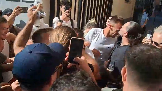 Lirohen protestuesit e arrestuar, priten me përqafime dhe ovaciona