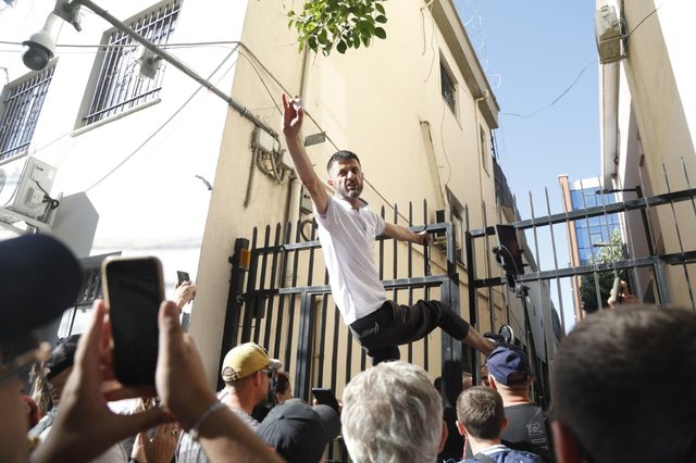 U lirua nga gjykata, protestuesi hedh vezën drejt komisariatit: Kjo ishte