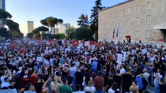 Aktivisti: Në 35 ditë kemi thyer më pak xhama se kryeministri