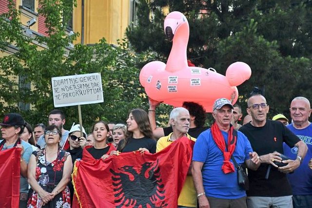 "Der Standard: Police used force against protesters, human rights