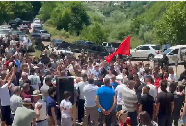 Banor&euml;t e Nikaj-M&euml;rturit n&euml; protest&euml;: Po d&euml;mtohet lumi