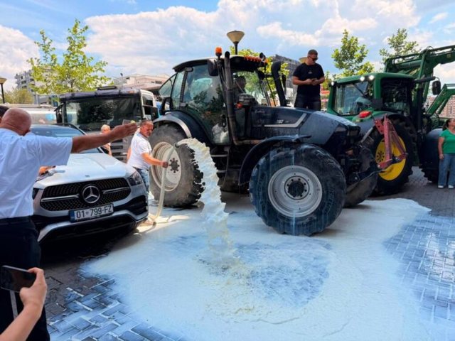Fermerët në protestë, derdhin qumësht para Ministrisë