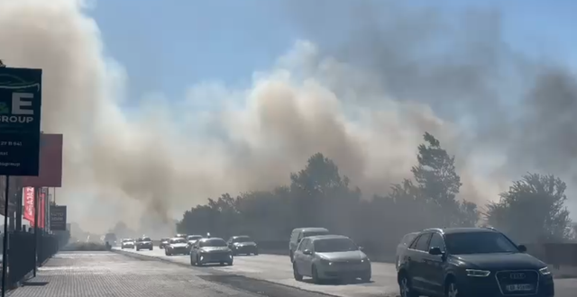 Zjarr i madh n&euml; Fush&euml;-Shijak, flak&euml;t i afrohen autostrad&euml;s