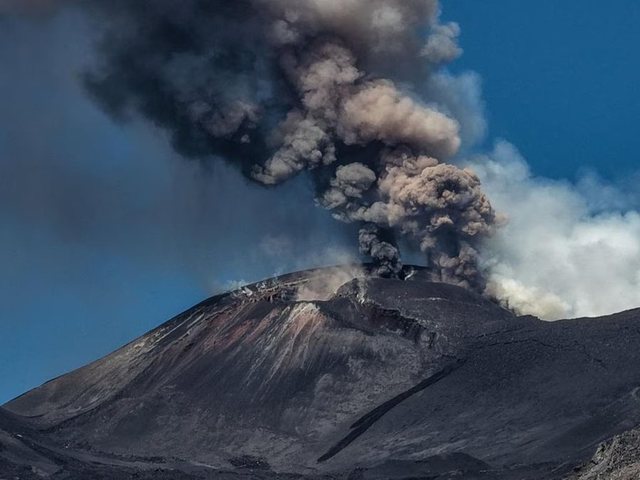 Etna shpërthen sërish, hiri mbulon Siçilinë dhe pezullohen