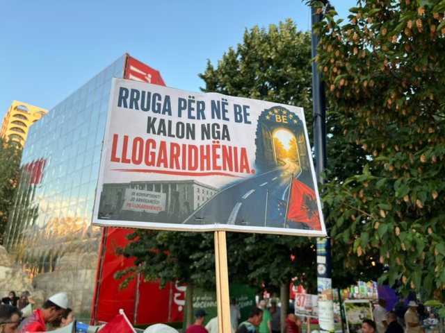 Pankartat pikante në protestë: Rruga për në BE kalon nga