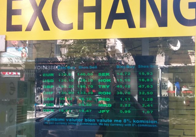 Goditen pikat e këmbimit valutor pa licencë, sekuestrohen miliona