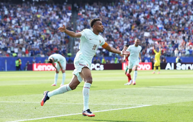 Mbappe heroi i Franc&euml;s, &ldquo;Gjelat&rdquo; rr&euml;zojn&euml; Marokun