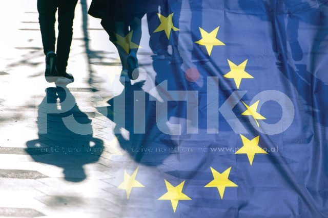Shqipëria po humbet të rinjtë: Emigracioni që po zbraz
