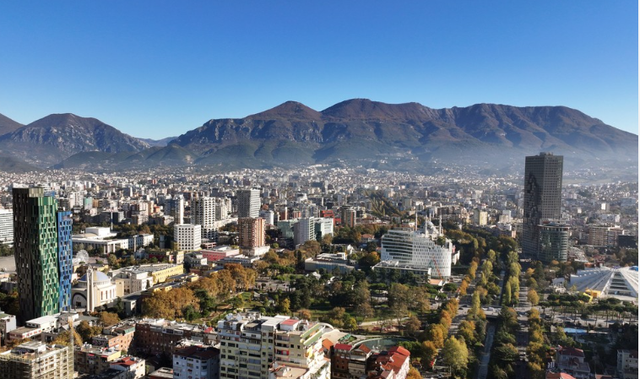 Temperaturat shkojnë deri në 32 gradë Celsius, parashikimi i