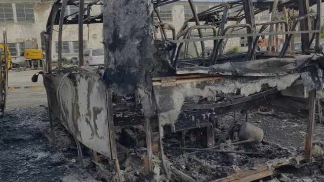Fire in the bus park in Lushnja, four of them burned down