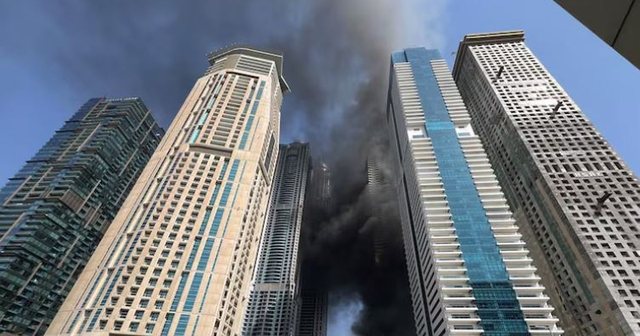 VIDEO/ Përfshihet nga flakët rrokaqielli në Dubai, evakuohen